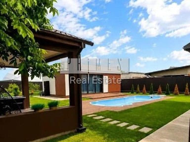 Продаж 2 поверхового будинку бесідка і ділянкою на 10 соток, 240 кв. м, 5 кімнат, на вул. Центральна • ID 35038531