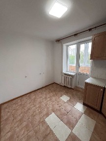 : Простора 3-кімнатна квартира з роздільними кімнатами