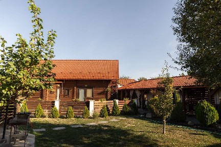Подобова оренда житла котеджу в Берегово в пішій доступності до басейнів