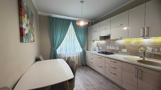 Продам 3 кімнатну квартиру жм Сокіл капітальний ремонт Бульвар Слави Сокол продаж квартири