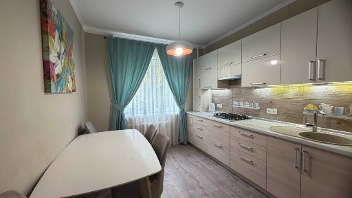 Продам 3 кімнатну квартиру жм Сокіл капітальний ремонт Бульвар Слави Сокол продаж квартири