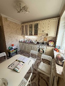 Продаж 2кім. кв-ри вул. Червона Калина 75000дол. США Торг