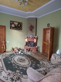 Дім з подвірям суміжний з сусідами