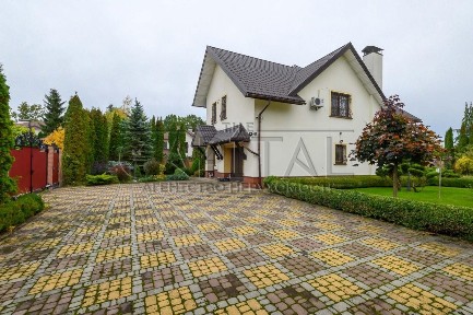 Оренда будинку в Іванковичах | $2 750/міс. Пропонується в оренду будинок у котеджному містечку в Іванковичах. Доглянута приватна територія 12 соток