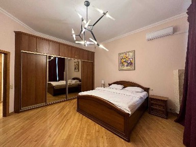 Продаж 2к. квартири 110м2 вул. Хрещатик 15, Пасаж