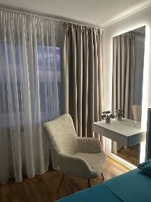 Затишна, чиста 2-к в центрі. Поряд парковка з охороною. СмартТВ.