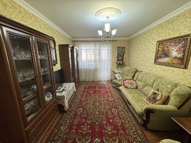 Продається 4-х кімнатна квартира в центрі м-н Інгулець від власника.