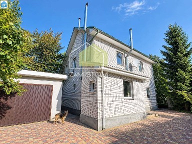 Будинок 130 м2 з меблями по вул Берегова в с. Гнідин. Київська область, Бориспільський район. Локація, де рибалка в хвилині від будинку, пляж в пʼяти хвилинах пішки і відчуття, що Ви в заповіднику. На ділянці 6 соток компактно розмістився будинок, цегляна 