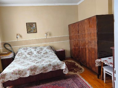 Здається трьохкімнатний будинок