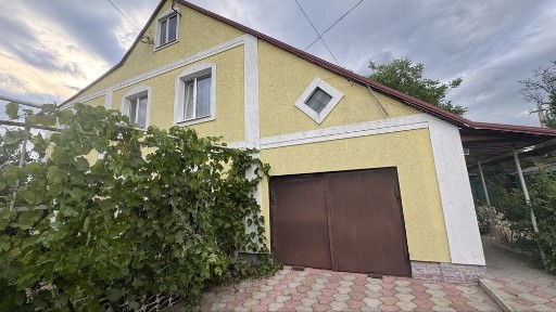 Продаж будинку з ремонтом та меблями.