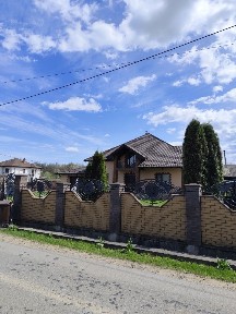 Продаж будинку 261 м2 з ремонтом та меблями в передмісті Косова с. Смодна та приміщення під спа зону з басейном 171 м2 Без комісії 23 сот землі