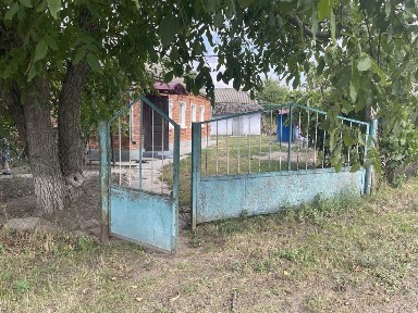 Продам житловий будинок із ділянкою. На території: будинок, літня кухня, сарай, погріб та город. Фактичне розташування - згідно з планом