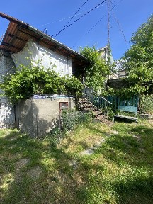 Продаж частини будинку з виходом до річки