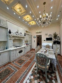 Розкішний будинок в Совіньйоні у класичному стилі.
