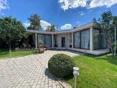Продається чудовий будинок в Совіньйоні.