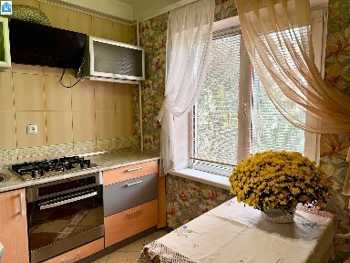 Продаж 2-кімнатної квартири 50 м², Шкільна вул.