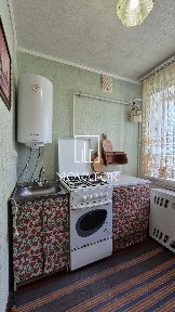 Квартира біля лікарні, технікуму та зупинки, 2 поверх, опалення без світла, повноцінна квартира, балкон!