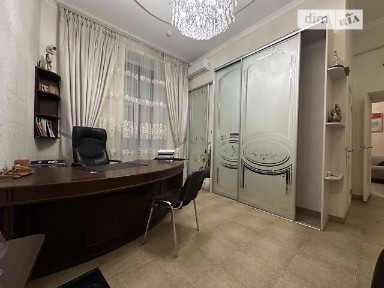 Продаж офісного приміщення 36.6 кв. м. на 2 поверсі на вул. Соборна 46, чотириповерхова будівля • ID 35071385