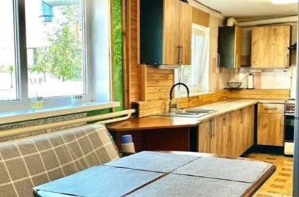 Продаж одноповерхового будинку з ремонтом та меблями в лісовій частині міста