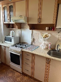 Продаю 2 кім в центрі Хлібна