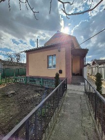 Продаж охайногобудинку з мансардним рівнем та впорядкованою територією