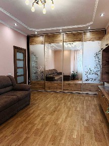 Продам укомплектовану 2-кімнатну квартиру. Відінська 5в