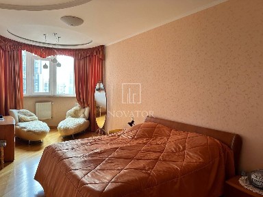 Продам простору 4-кімнатну квартиру в центральній частині міста. м. Палац Україна/м. Либідська. вулиця Ковпака