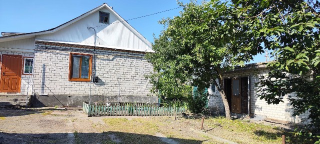 Продається одноповерховий цегляний будинок земельною ділянкою.