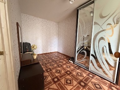 Продам 3 х кімн квартиру ( СЕРТИФІКАТ ), ЦЕНТР, вул. Небесної Сотні ( 2 поверх)
