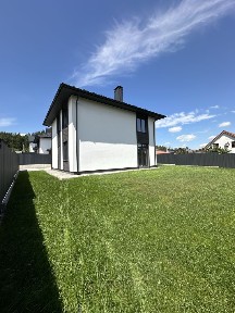 Продам якісний будинок в Ірпені у закритому котеджному містечку! Газ, безпечна територія, комфортне планування та чудова локація для життя.