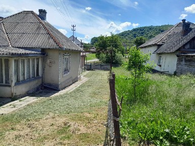 Продається житловий будинків з господарськими будівлями в селі. Тиха мальовнича місцевість.