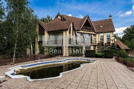 Аренда резиденции с частным озером, 450м2 + 2 гостевых дома, Романков