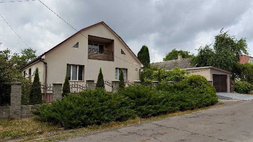 Просторий будинок з ремонтом та гаражем на 15 сотках |