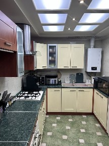 Двохрівнева квартира з сучасним ремонтом, меблями та технікою.