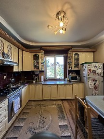 Дворівнева 4к квартира 160 м² з гаражем та двором біля парку Шевченка