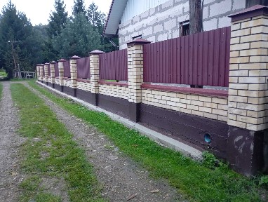 Продам земля під застройку. Є один зведений будинок та один фундамент.