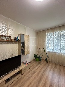 Продається простора квартира з додатковою кімнатою на лоджії. Центр міста, новий будинок. Розвинута інфраструктура. Індивідуально газове опалення