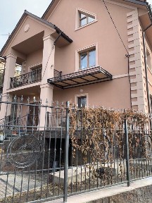 Оренда просторого автономного будинку