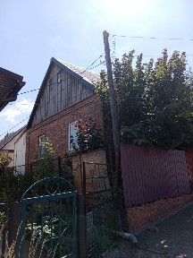 Срочно продам у зв'язку з виїздом будинок в центрі міста.