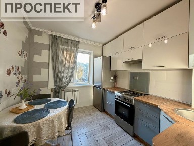 Продам 3-х кімн. квартиру з ремонтом вул. Героїв Крут ( р-н АТБ)