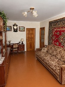 Продаж. Велика трикімнатна квартира в Нємішаєво.