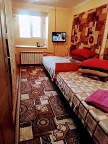 Небольшая студия, пр. <a href='/newbuilding/6853/view/zk-centralnyi'>Центральный</a> 148 1эт/9эт, 2 кровати+2 кресла, док