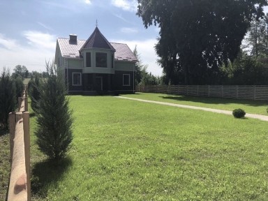 Аренда котеджу з виходом у ліс.