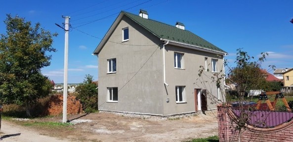 Продається новозбудований цегляний будинок з земельною ділянкою.