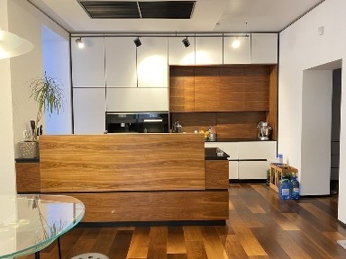 Продаж квартири, вул. Коновальця