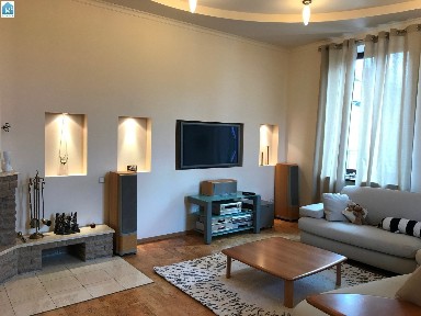 Киев, Аллы Горской пер., 8